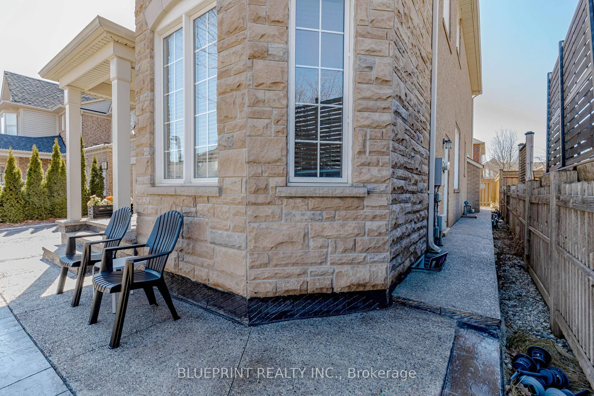 Photo 5 of 649 Brothers Crescent, Milton, Coates — HOMEH