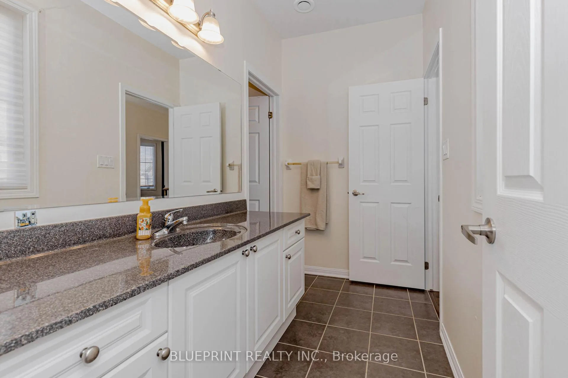 Photo 17 of 649 Brothers Crescent, Milton, Coates — HOMEH