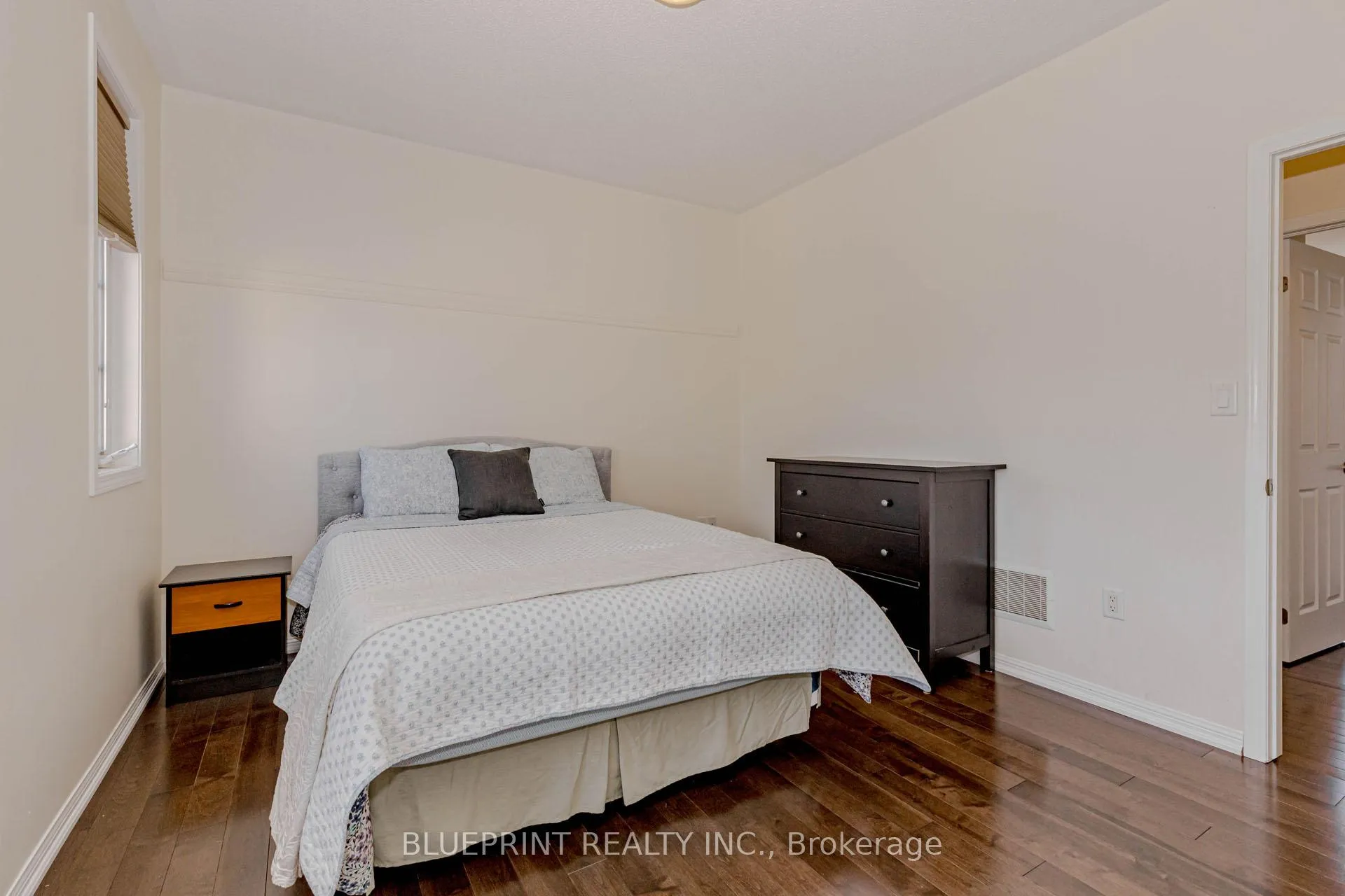 Photo 18 of 649 Brothers Crescent, Milton, Coates — HOMEH