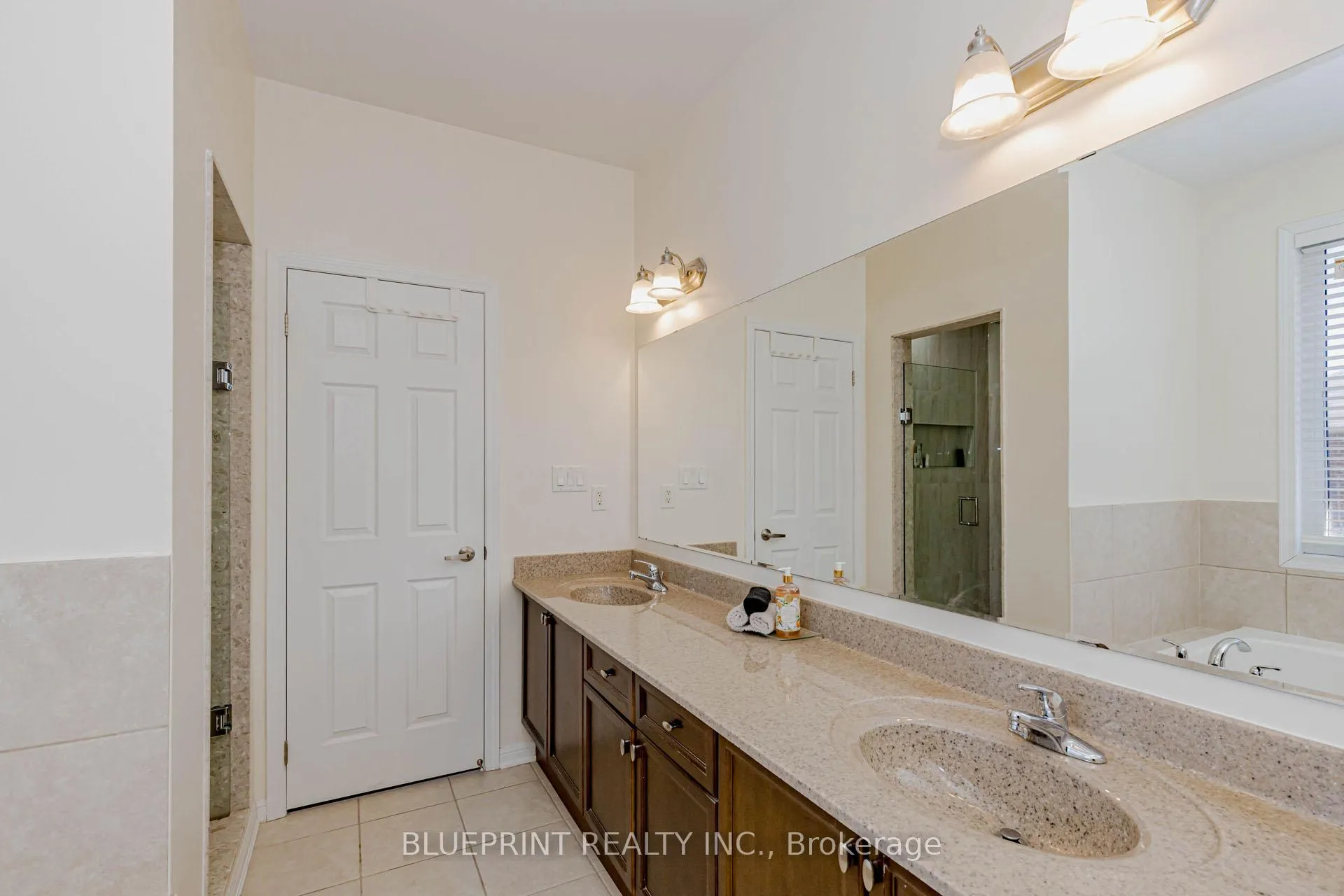 Photo 24 of 649 Brothers Crescent, Milton, Coates — HOMEH