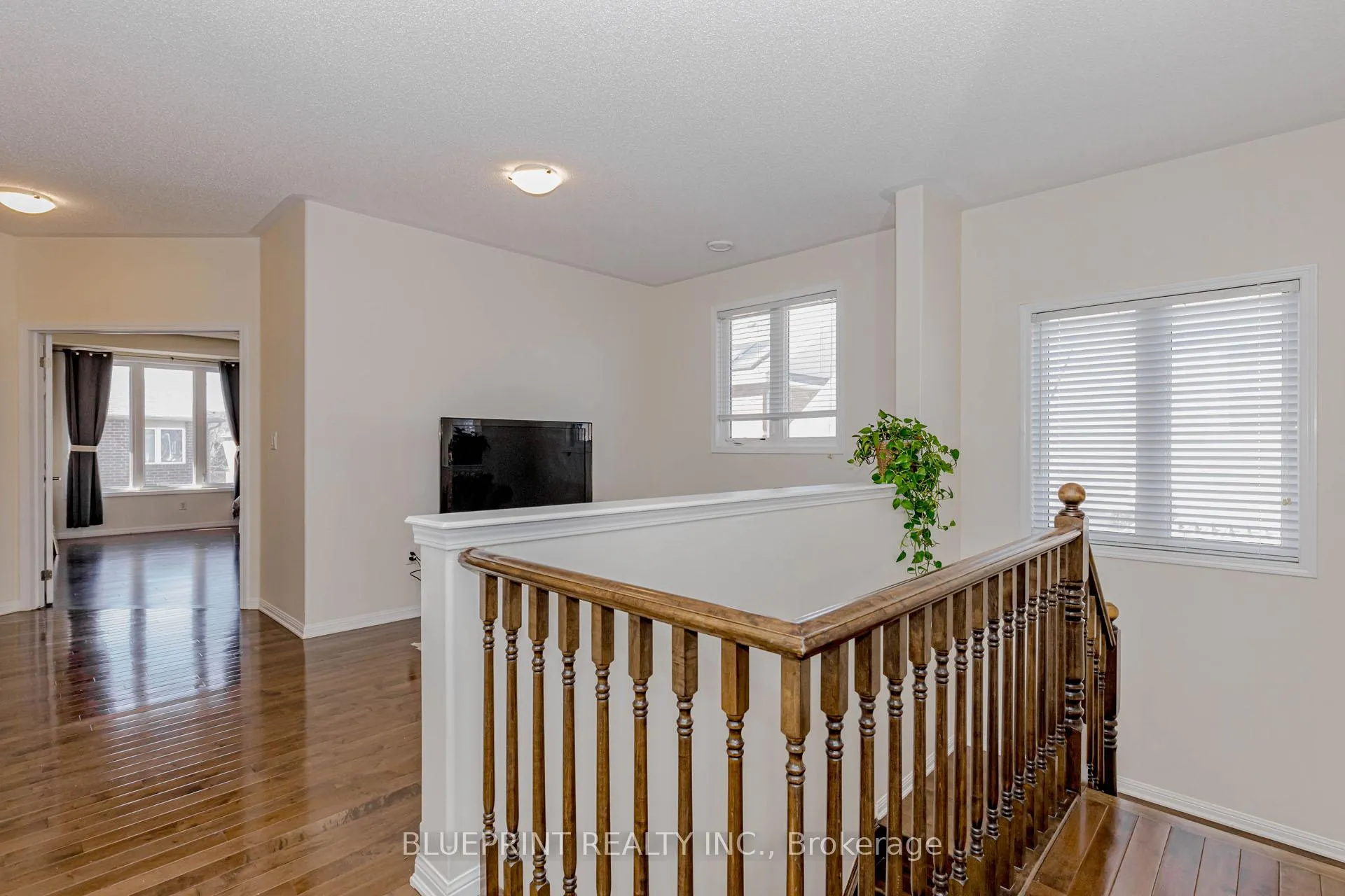 Photo 25 of 649 Brothers Crescent, Milton, Coates — HOMEH