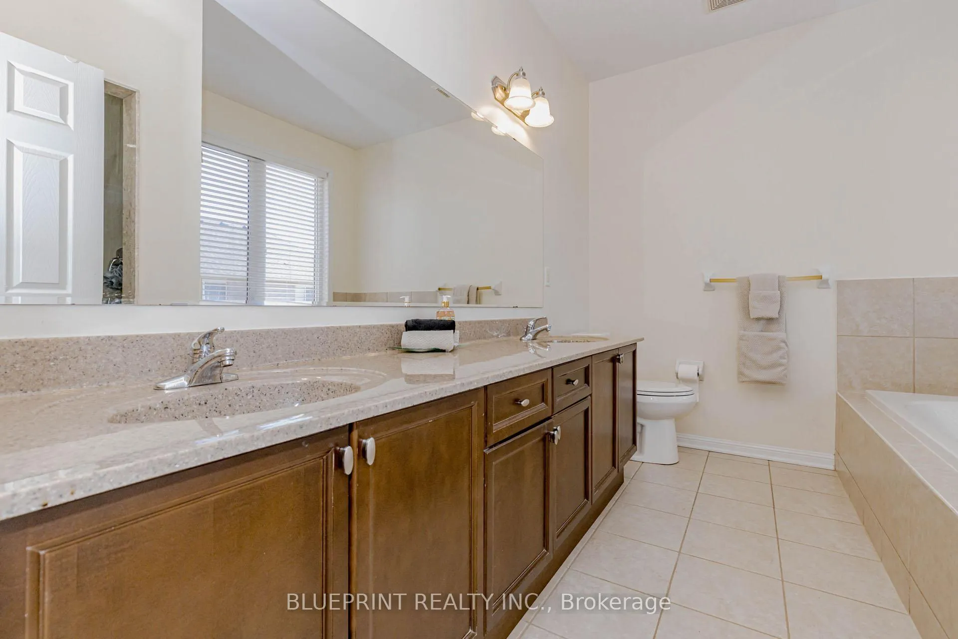 Photo 26 of 649 Brothers Crescent, Milton, Coates — HOMEH