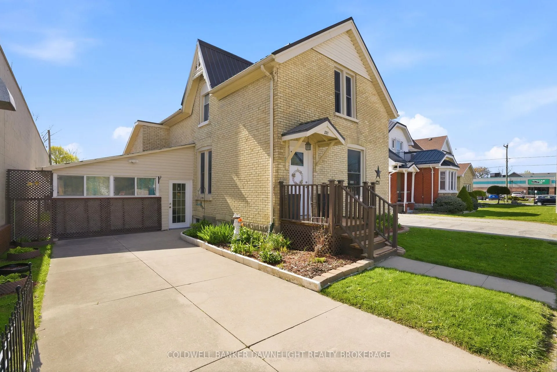 Photo of 221 Main Street S