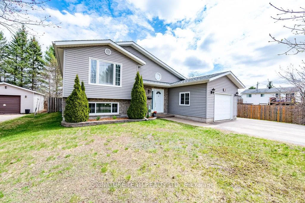 Photo 2 of 41 Audrey Street, Petawawa — HOMEH