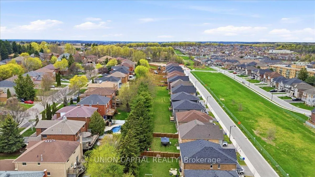 Photo 3 of 75 Bethpage Crescent, Newmarket, Glenway Estates — HOMEH
