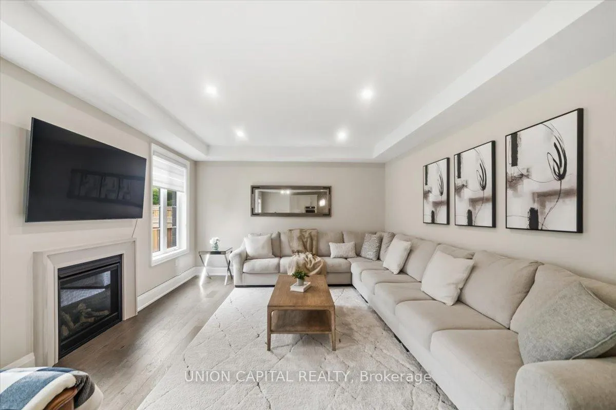 Photo 4 of 75 Bethpage Crescent, Newmarket, Glenway Estates — HOMEH