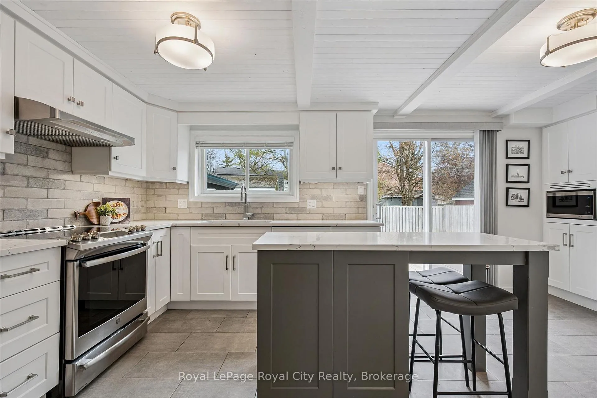 Photo 11 of 256 West Acres Drive, Guelph, Willow West/Sugarbush/West Acres — HOMEH