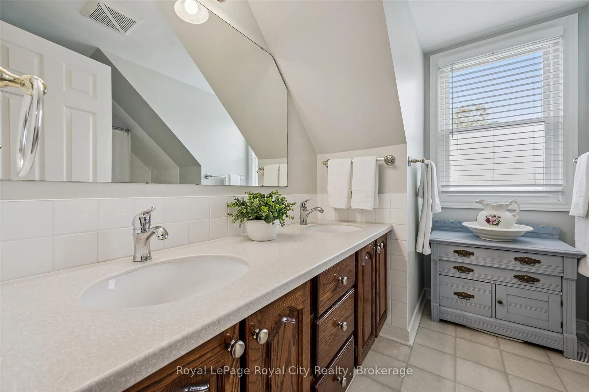 Photo 25 of 256 West Acres Drive, Guelph, Willow West/Sugarbush/West Acres — HOMEH