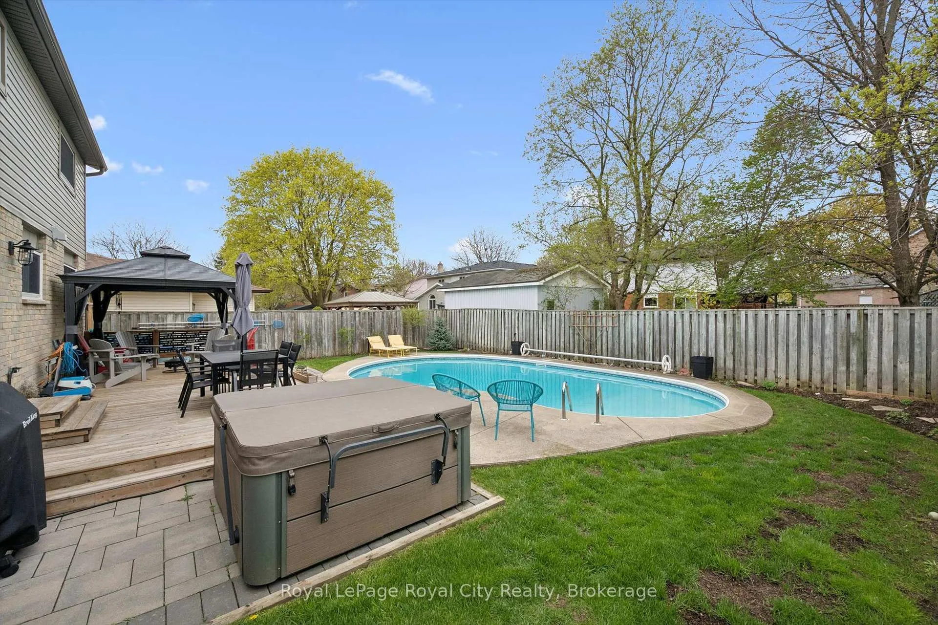 Photo 32 of 256 West Acres Drive, Guelph, Willow West/Sugarbush/West Acres — HOMEH