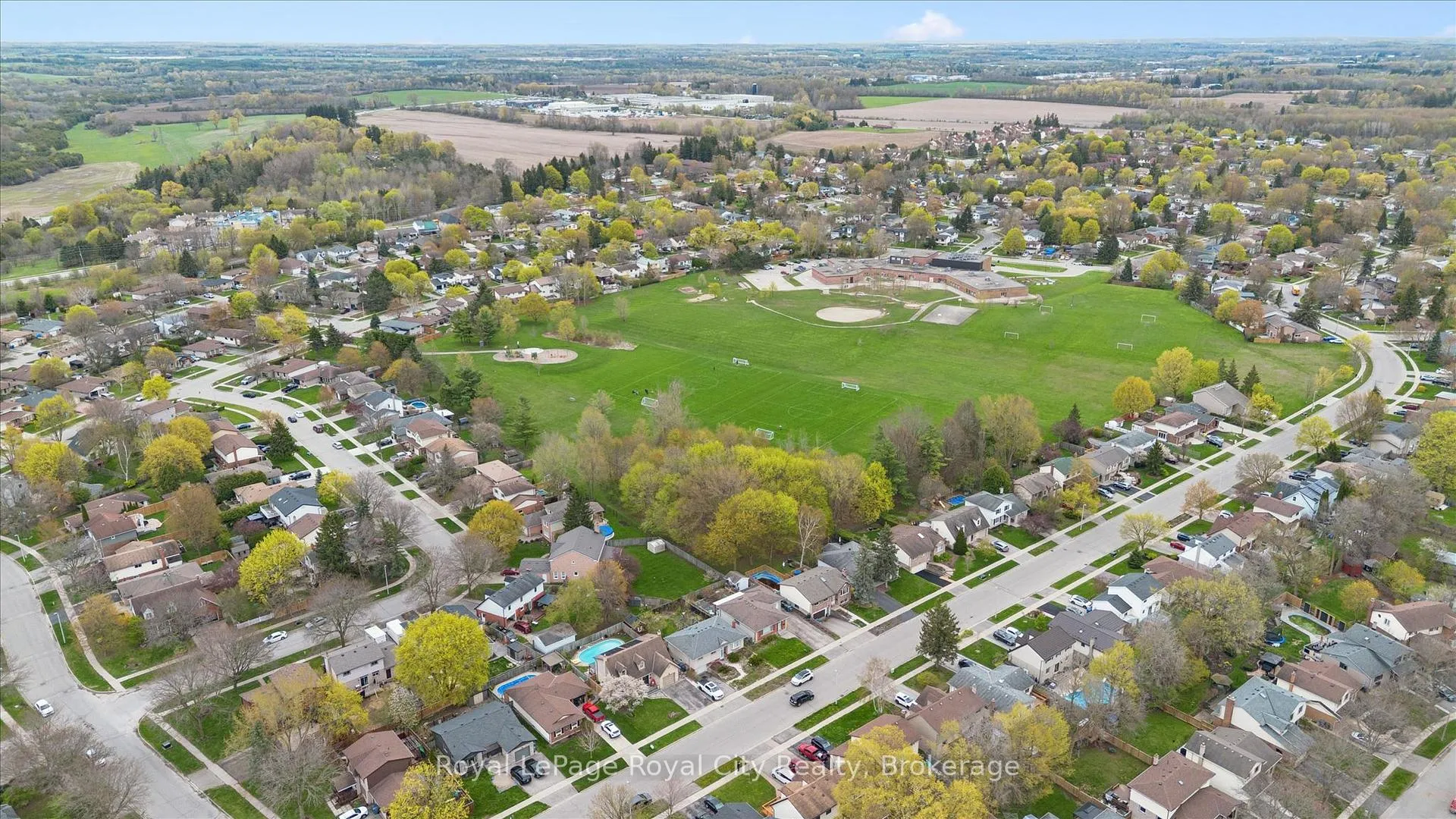 Photo 38 of 256 West Acres Drive, Guelph, Willow West/Sugarbush/West Acres — HOMEH
