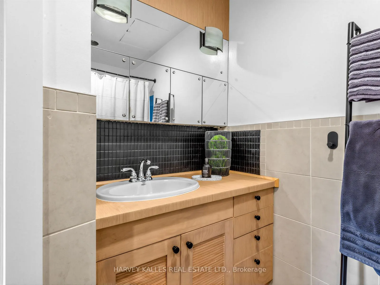 Photo 21 of 71 Prue Avenue, Toronto, Englemount-Lawrence — HOMEH