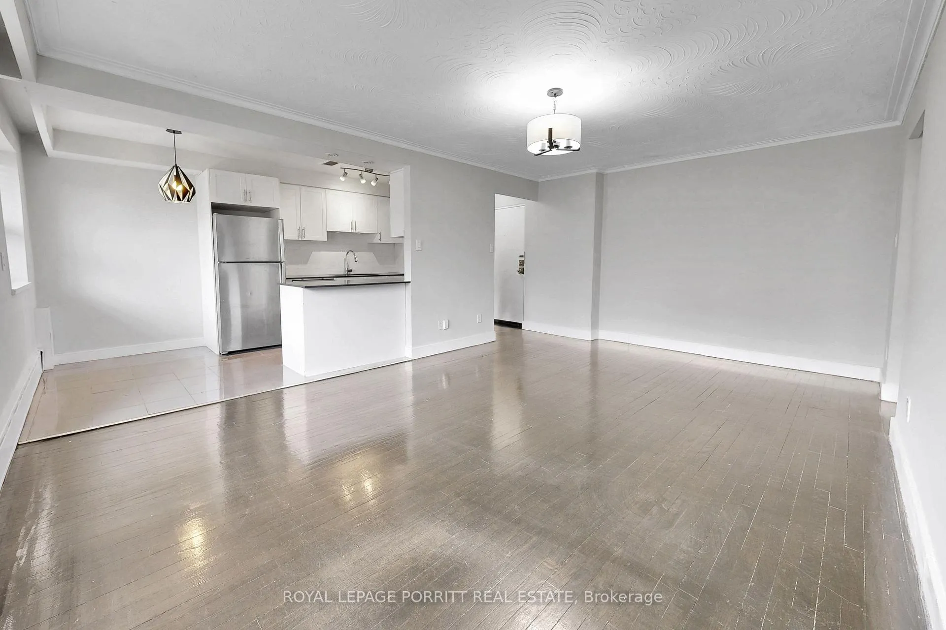 Photo 6 of Unit 5, 2 Superior Avenue, Etobicoke, Mimico — HOMEH