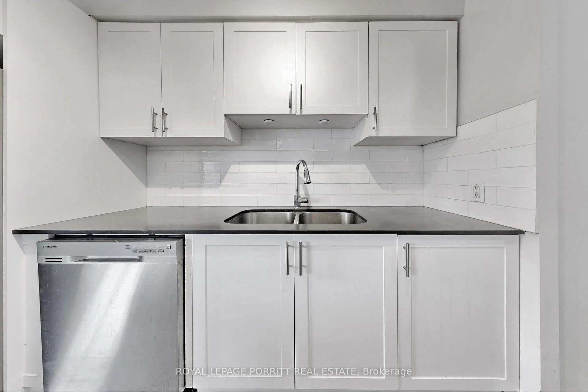 Photo 11 of Unit 5, 2 Superior Avenue, Etobicoke, Mimico — HOMEH