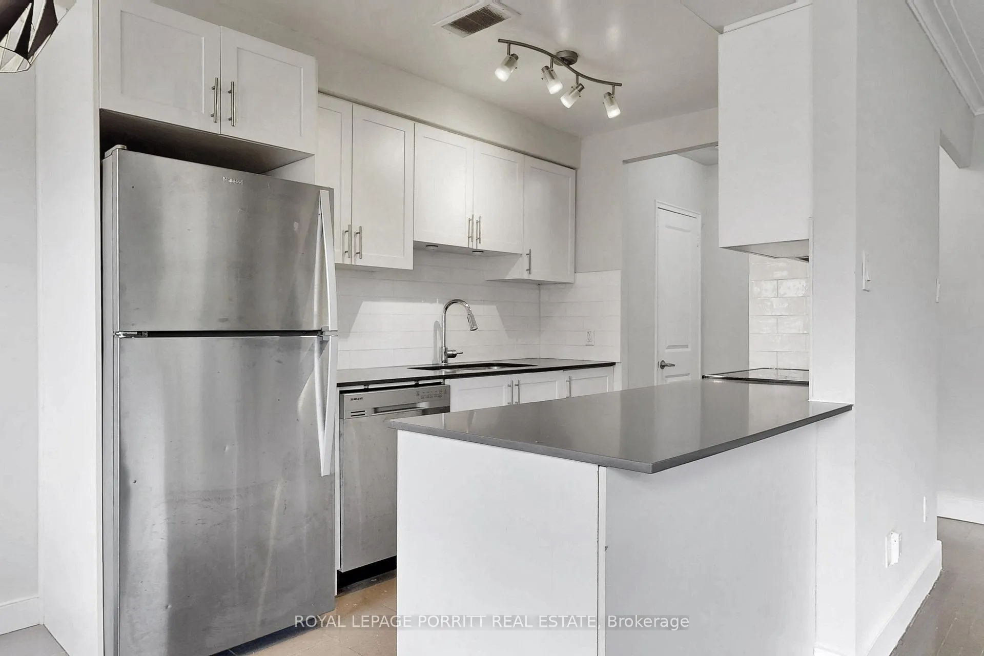 Photo 12 of Unit 5, 2 Superior Avenue, Etobicoke, Mimico — HOMEH