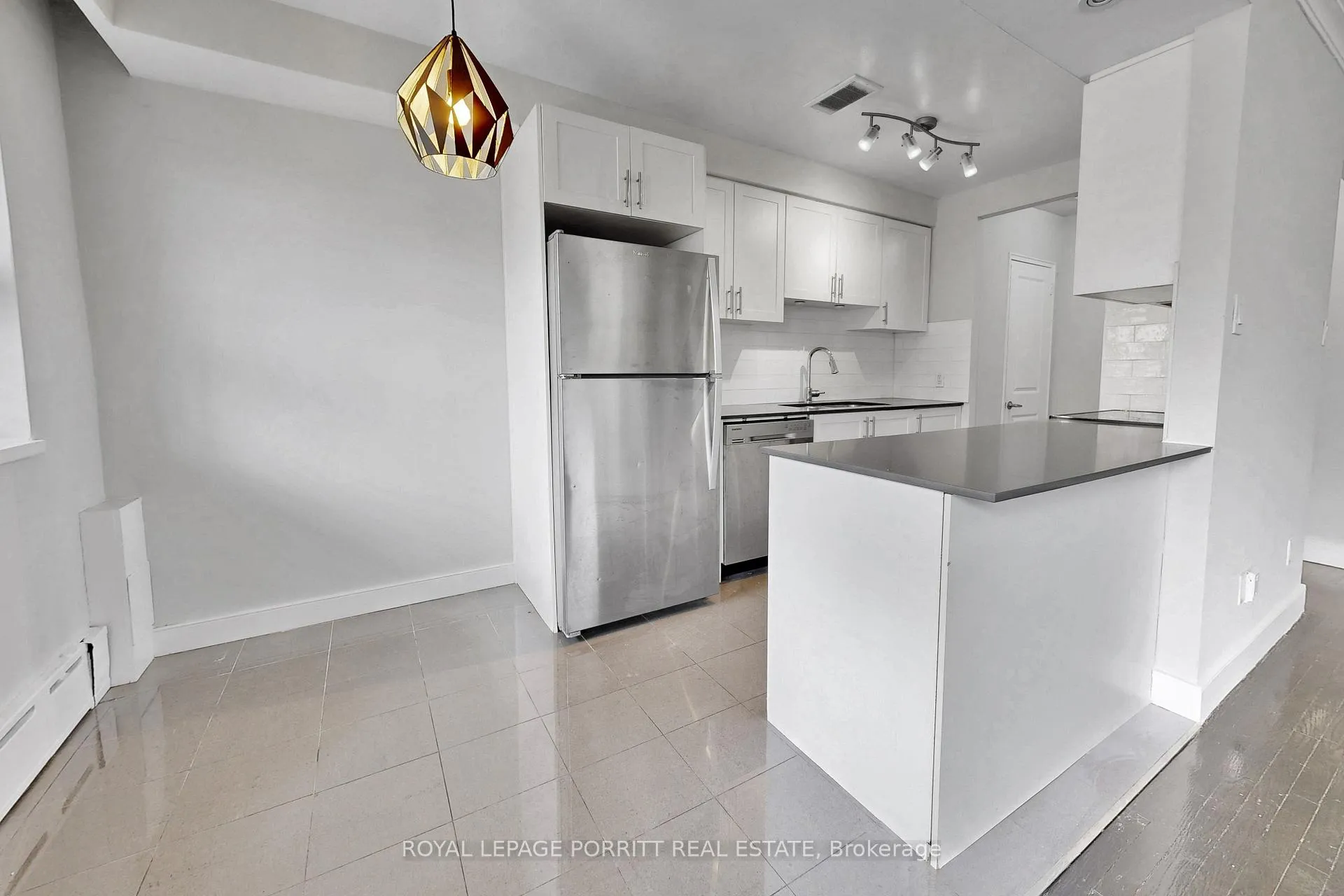 Photo 14 of Unit 5, 2 Superior Avenue, Etobicoke, Mimico — HOMEH