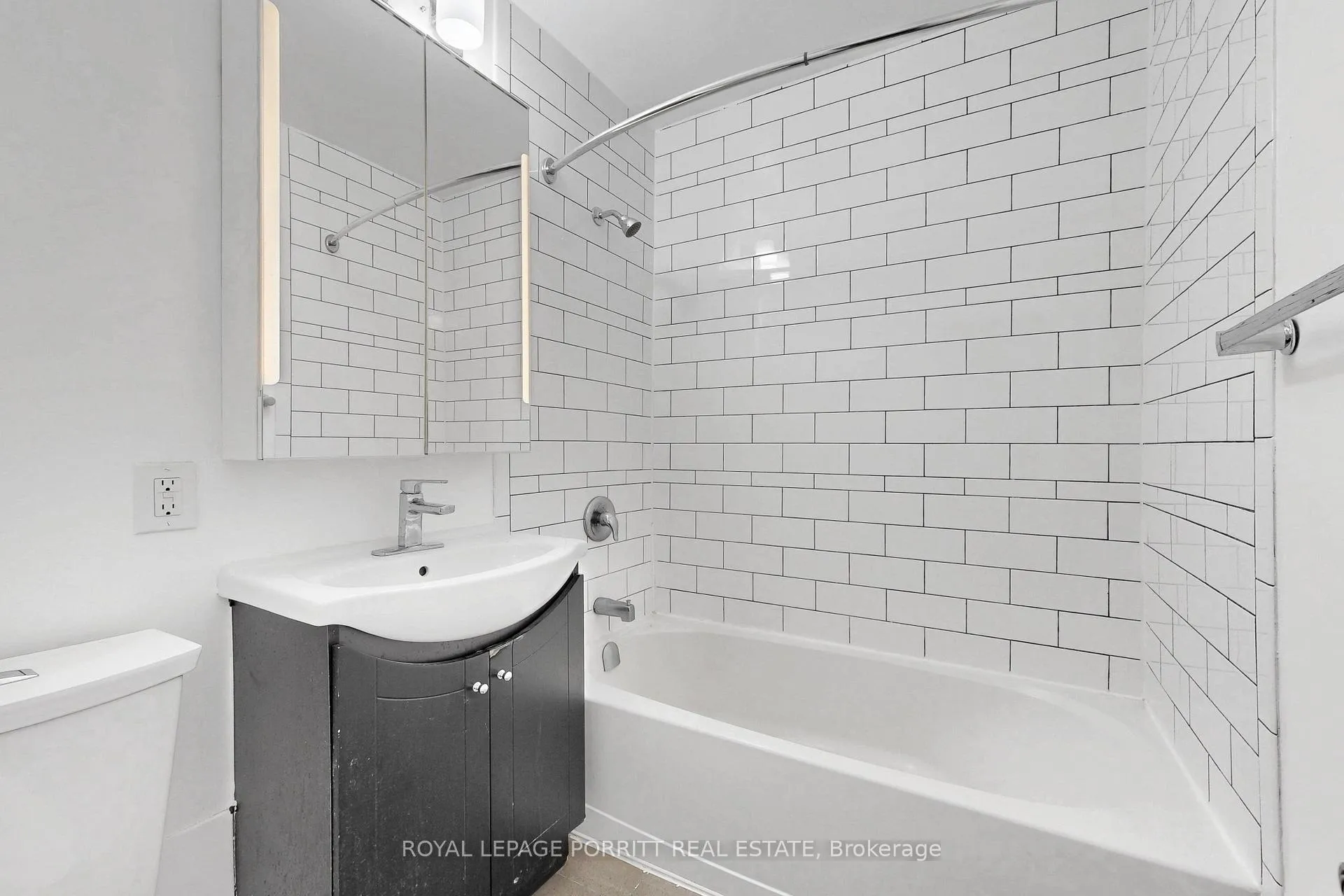 Photo 15 of Unit 5, 2 Superior Avenue, Etobicoke, Mimico — HOMEH