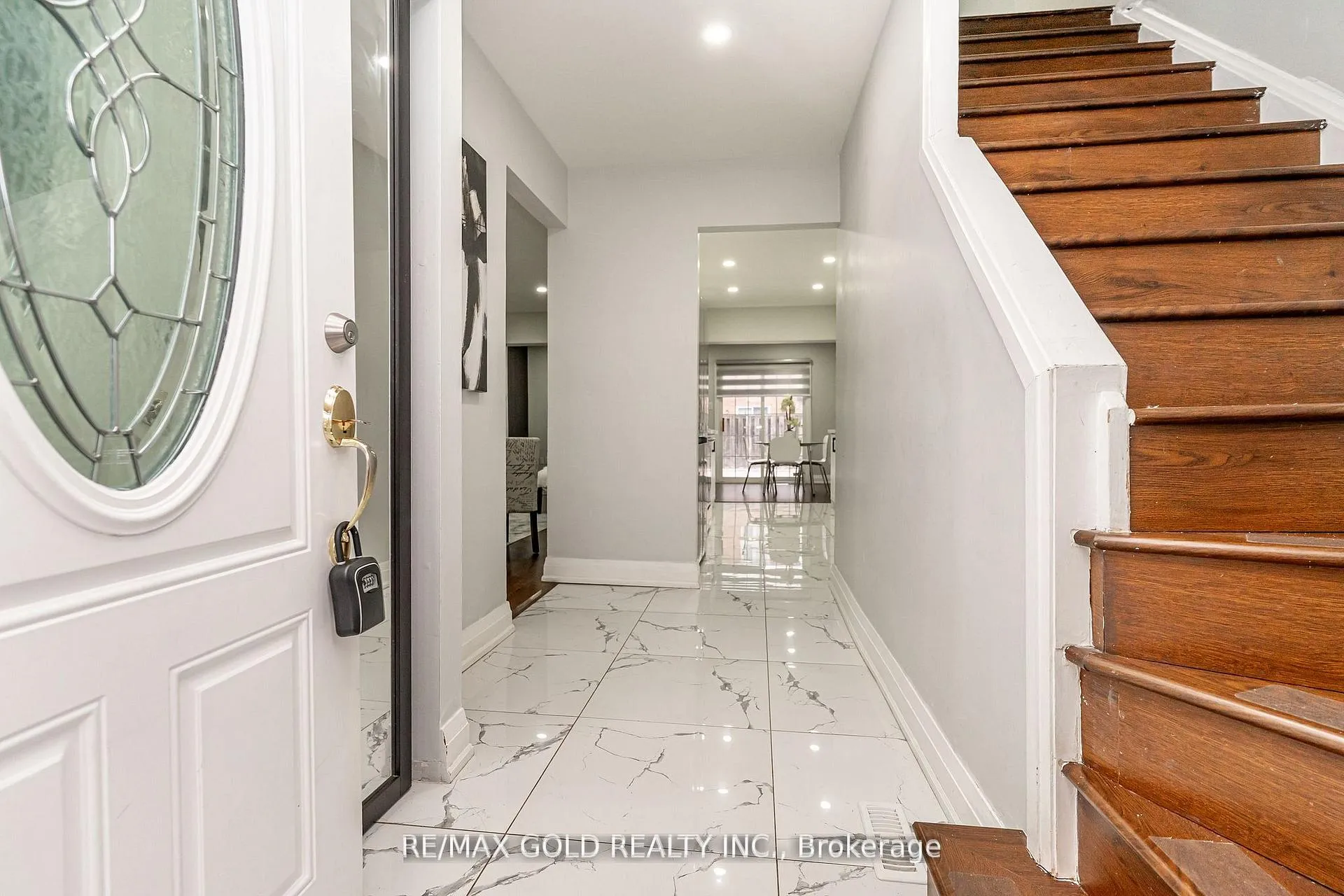 Photo 6 of 13 Martindale Crescent, Brampton, Brampton West — HOMEH