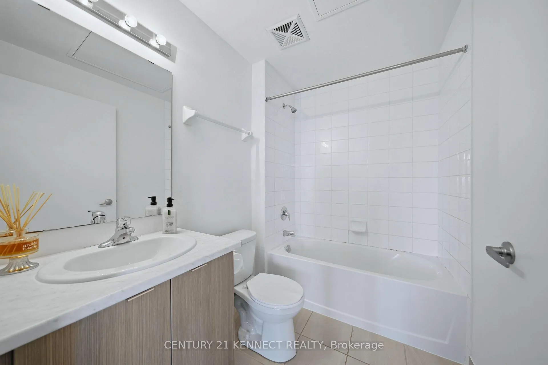 Photo 21 of Unit 211, 20 Orchid Pl Drive, Scarborough, Malvern — HOMEH
