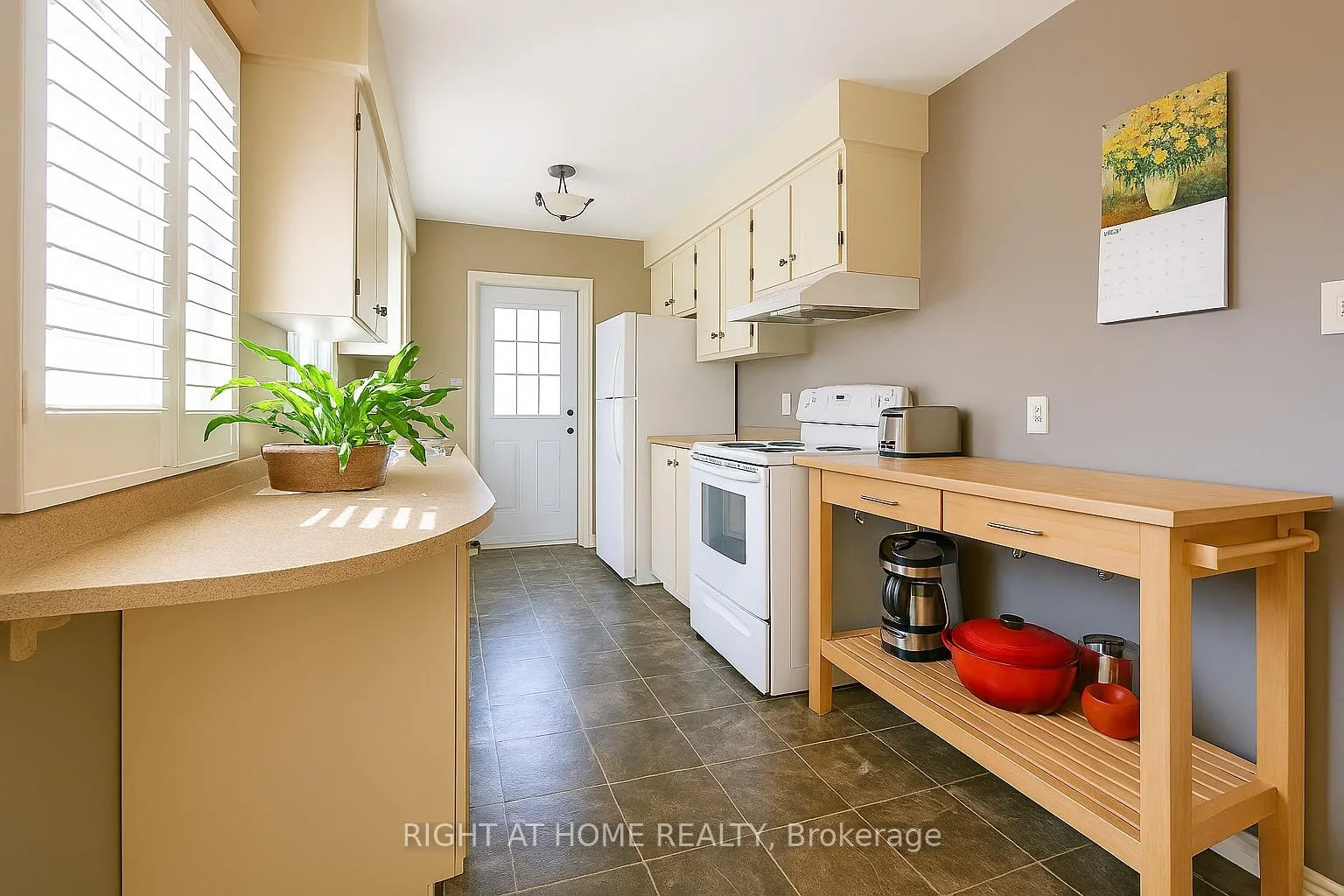 Photo 9 of 10 Forestview Place, Barrie, Cundles East — HOMEH