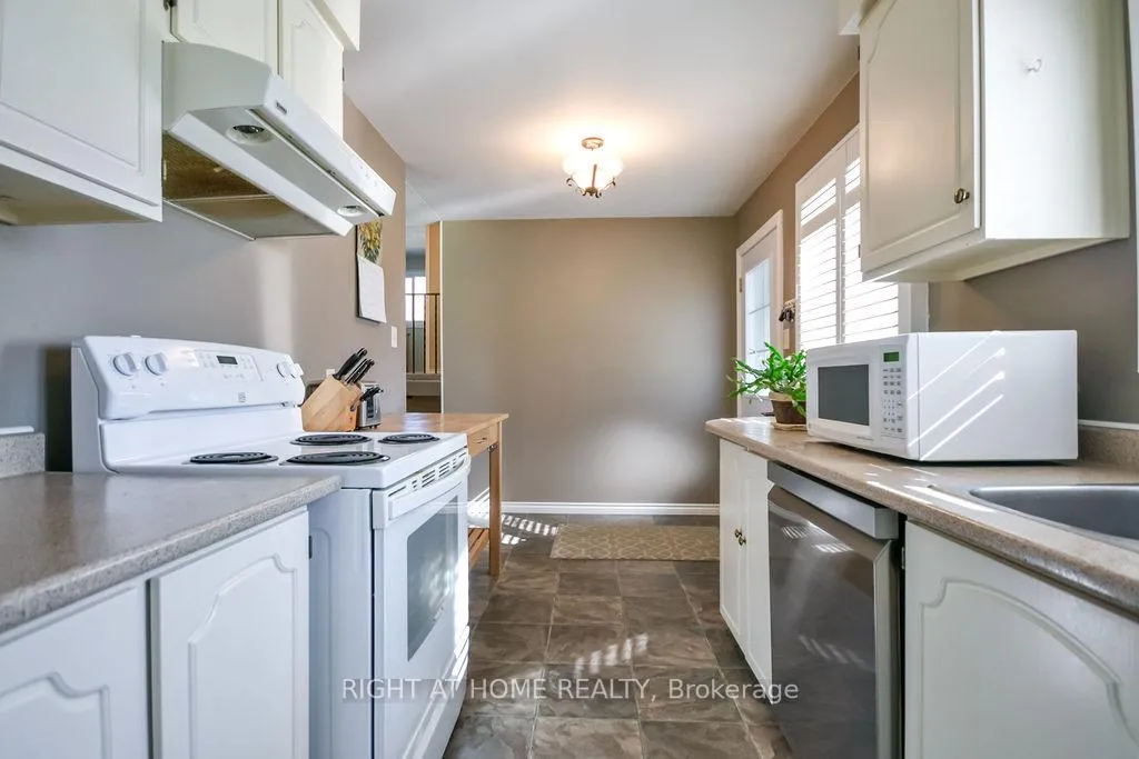 Photo 11 of 10 Forestview Place, Barrie, Cundles East — HOMEH