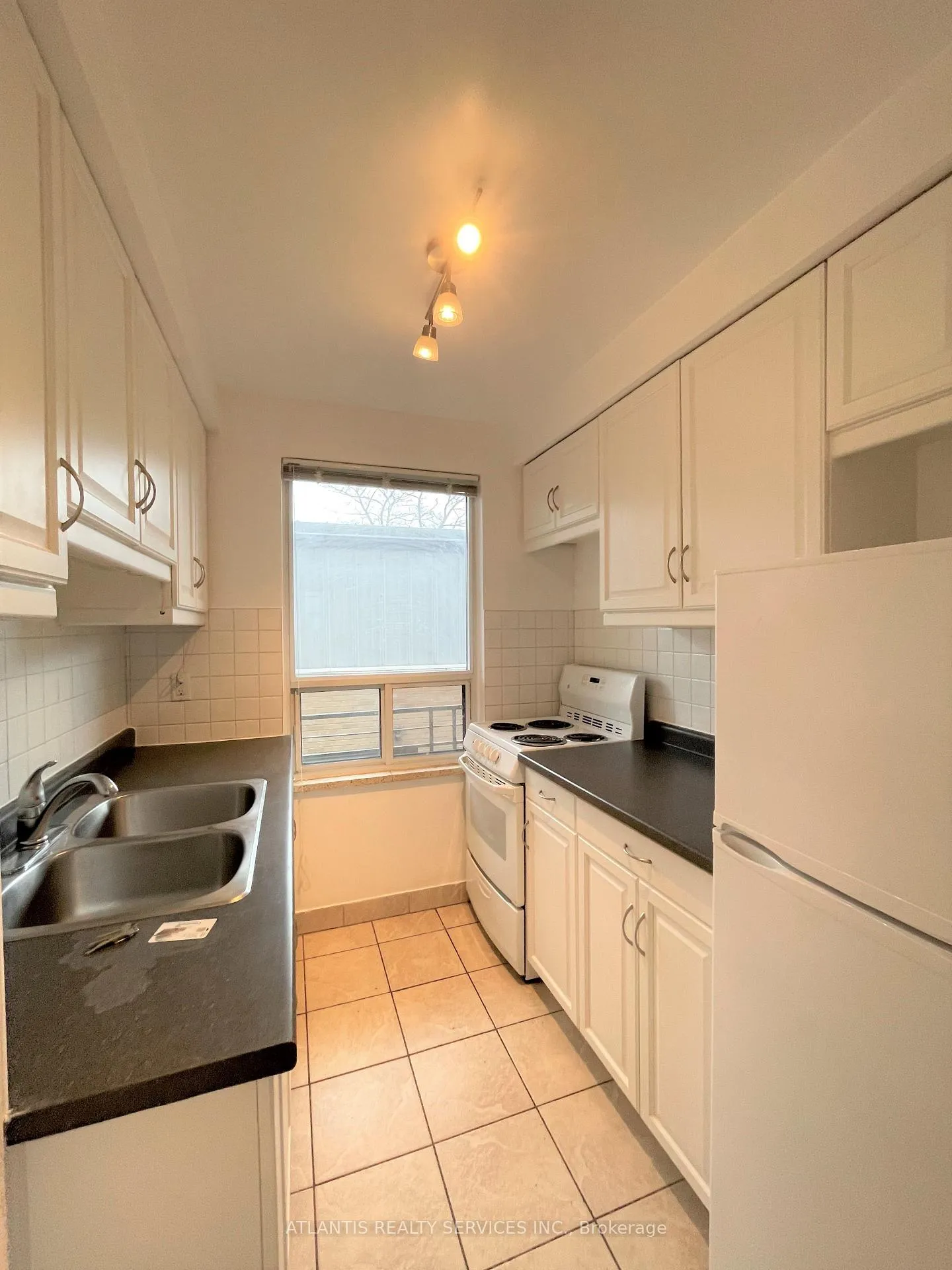 Photo 3 of Unit 7, 67 Lake Shore Drive, Etobicoke, New Toronto — HOMEH