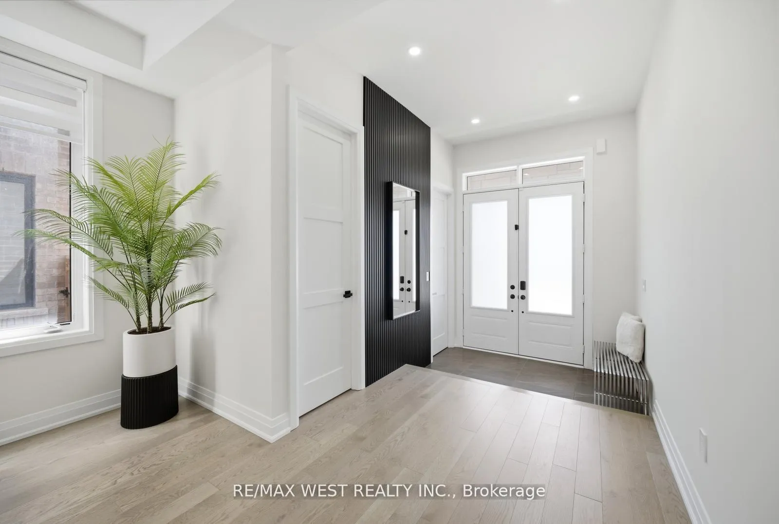 Photo 5 of 99 Coldwell Bay Circle, Vaughan, Kleinburg — HOMEH