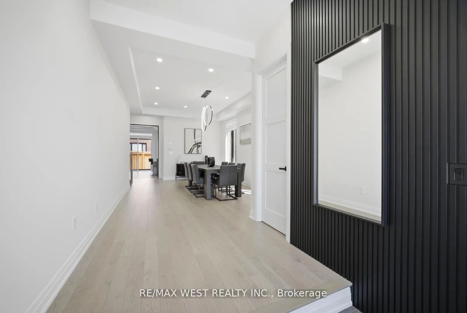 Photo 7 of 99 Coldwell Bay Circle, Vaughan, Kleinburg — HOMEH