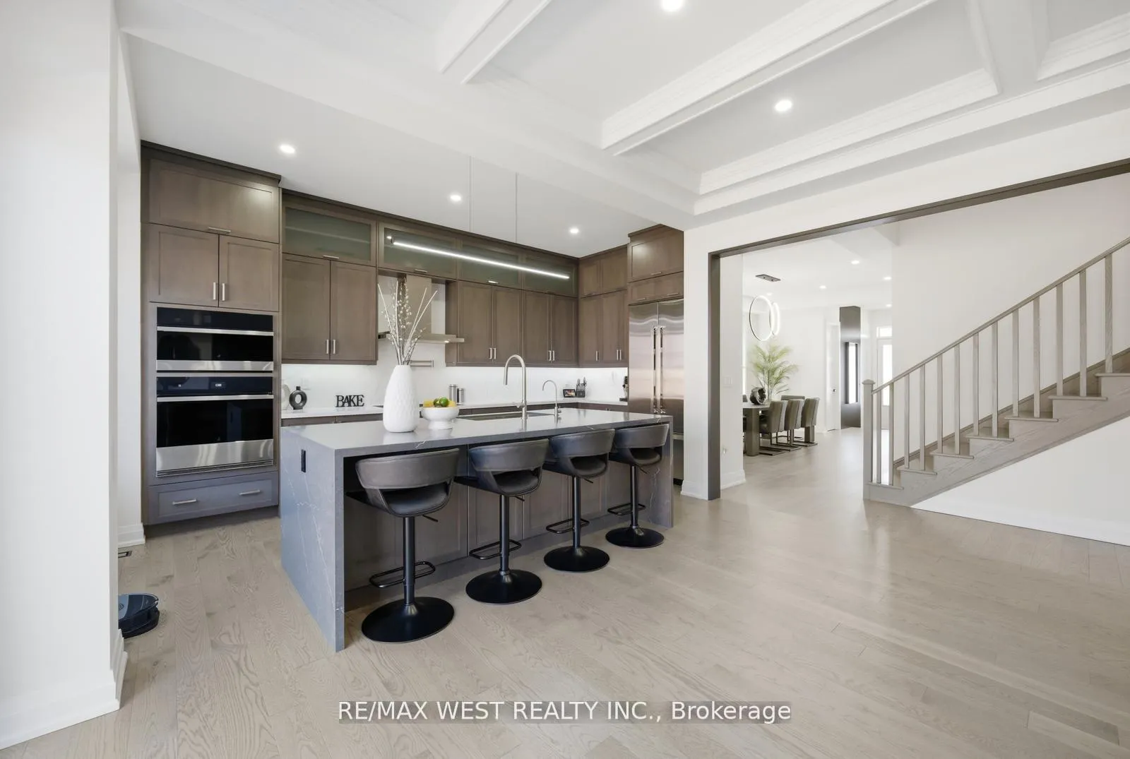 Photo 9 of 99 Coldwell Bay Circle, Vaughan, Kleinburg — HOMEH
