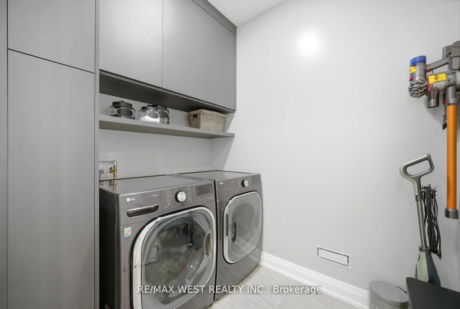 Photo 33 of 99 Coldwell Bay Circle, Vaughan, Kleinburg — HOMEH