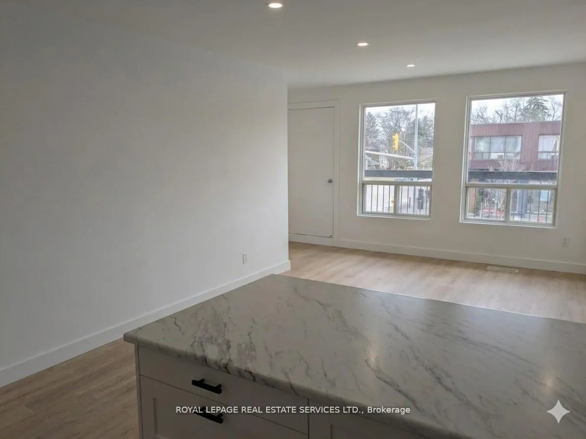 Photo 3 of Unit Upper, 272 Lakeshore Road E, Mississauga, Port Credit — HOMEH