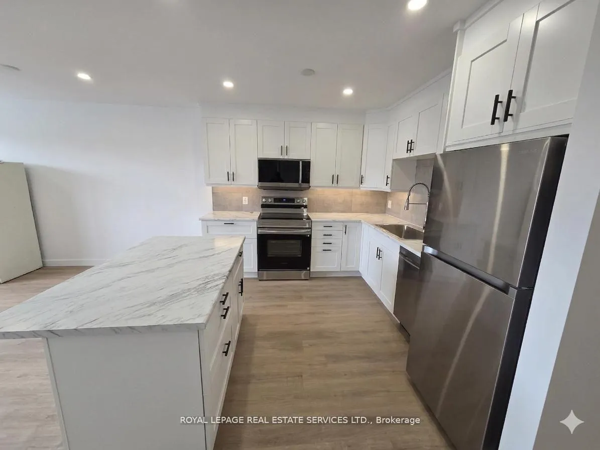 Photo 5 of Unit Upper, 272 Lakeshore Road E, Mississauga, Port Credit — HOMEH