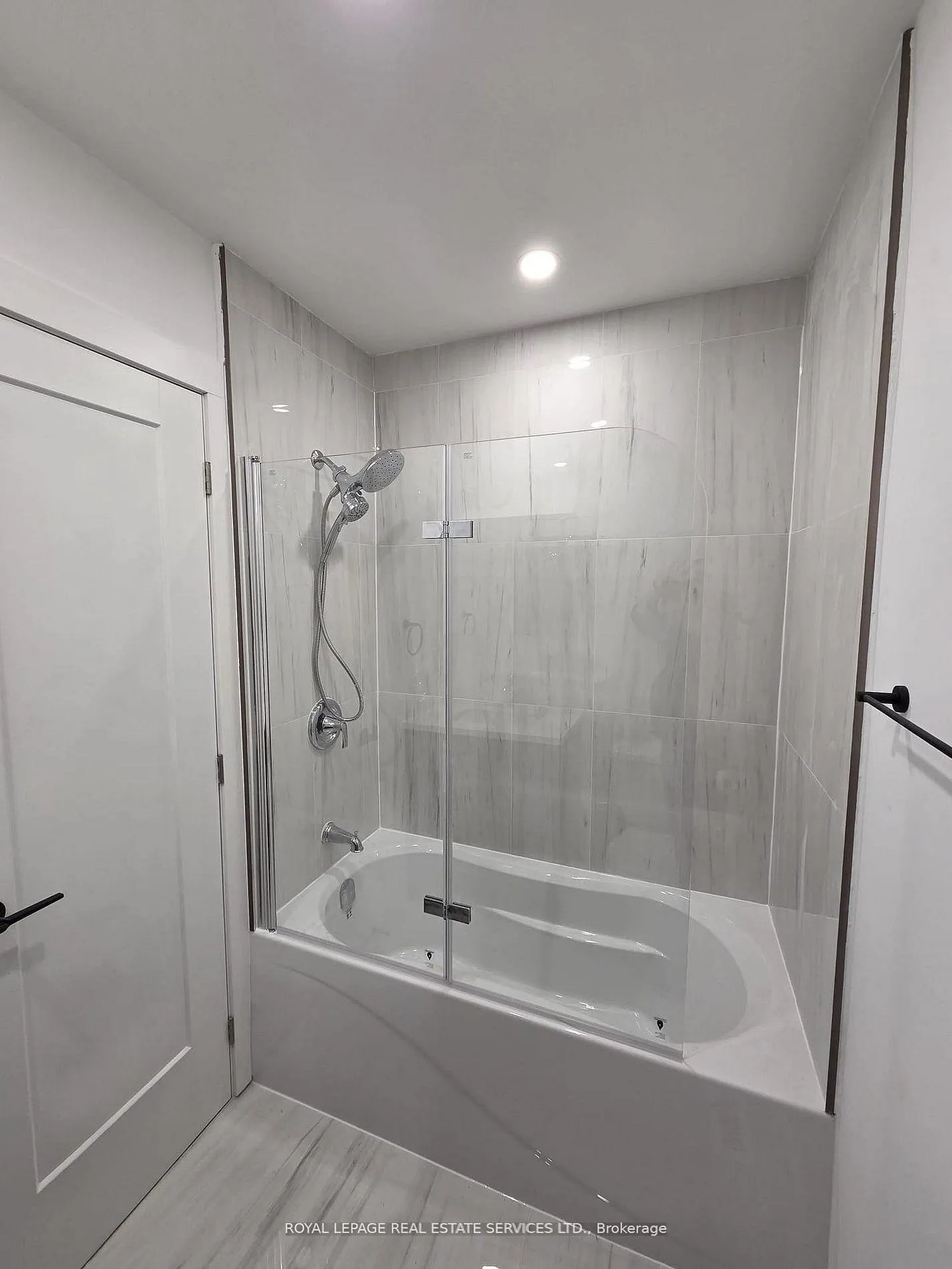 Photo 13 of Unit Upper, 272 Lakeshore Road E, Mississauga, Port Credit — HOMEH