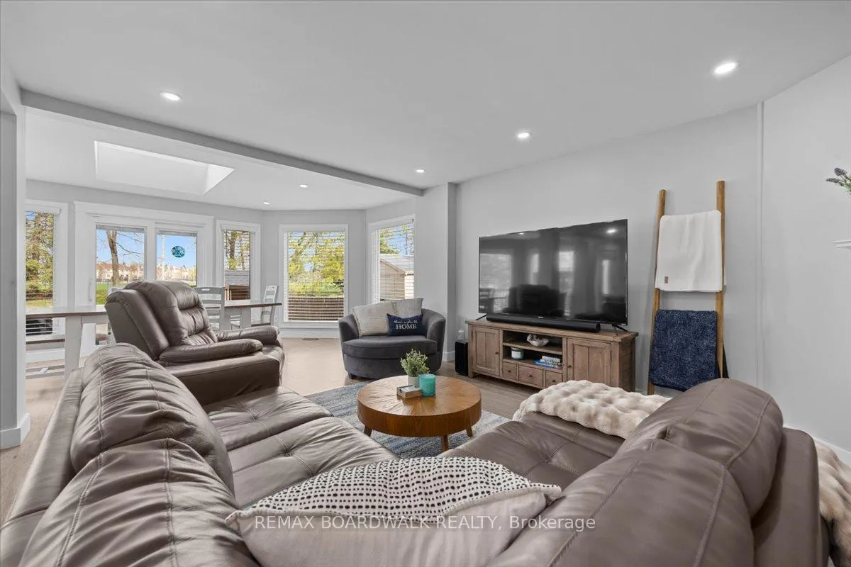 Photo 15 of 610 Falwyn Crescent, Ottawa, Fallingbrook/Ridgemount — HOMEH