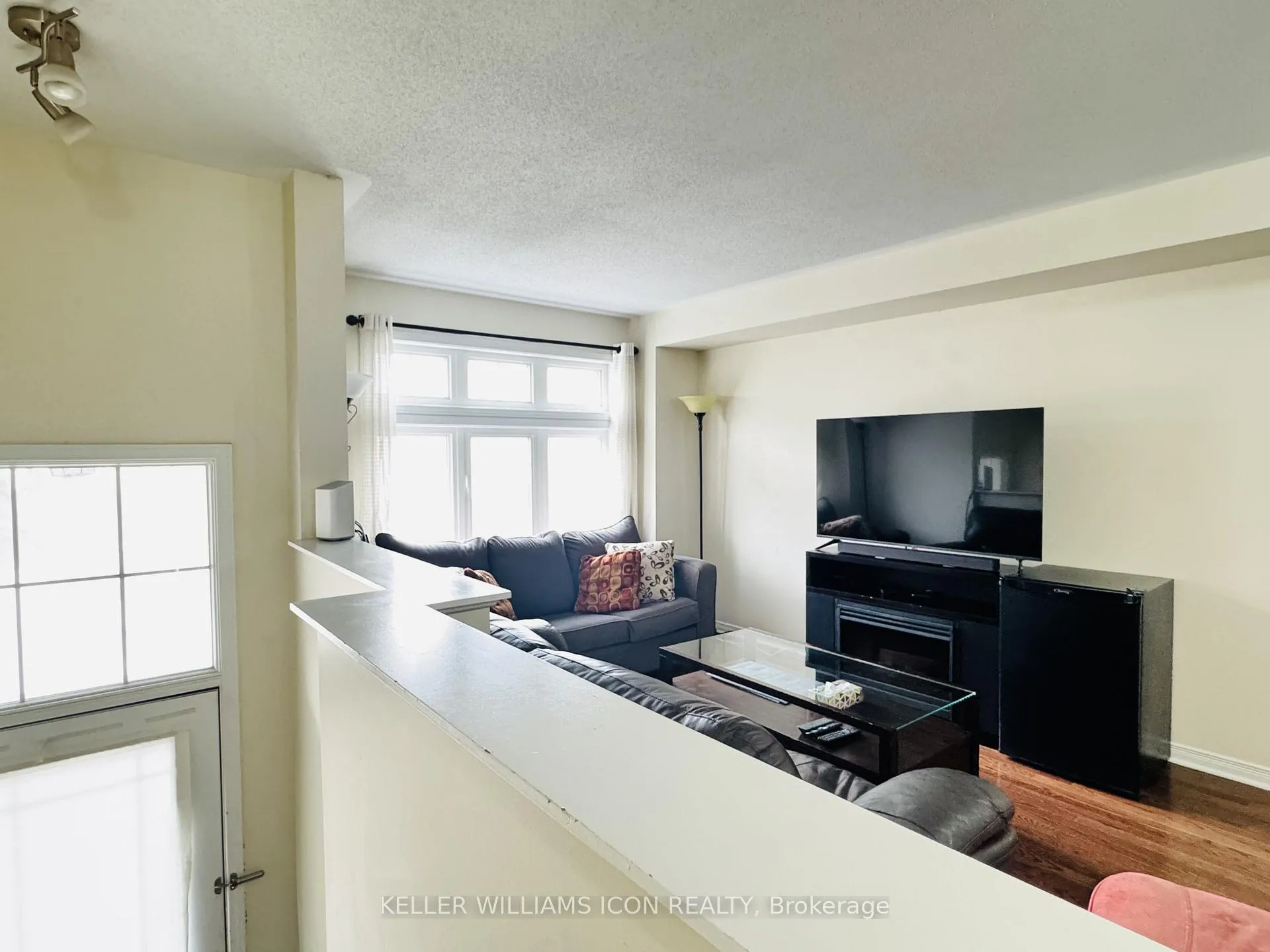 Photo 2 of 213 Stroget Private, Ottawa, Merivale Industrial Park/Citiplace — HOMEH