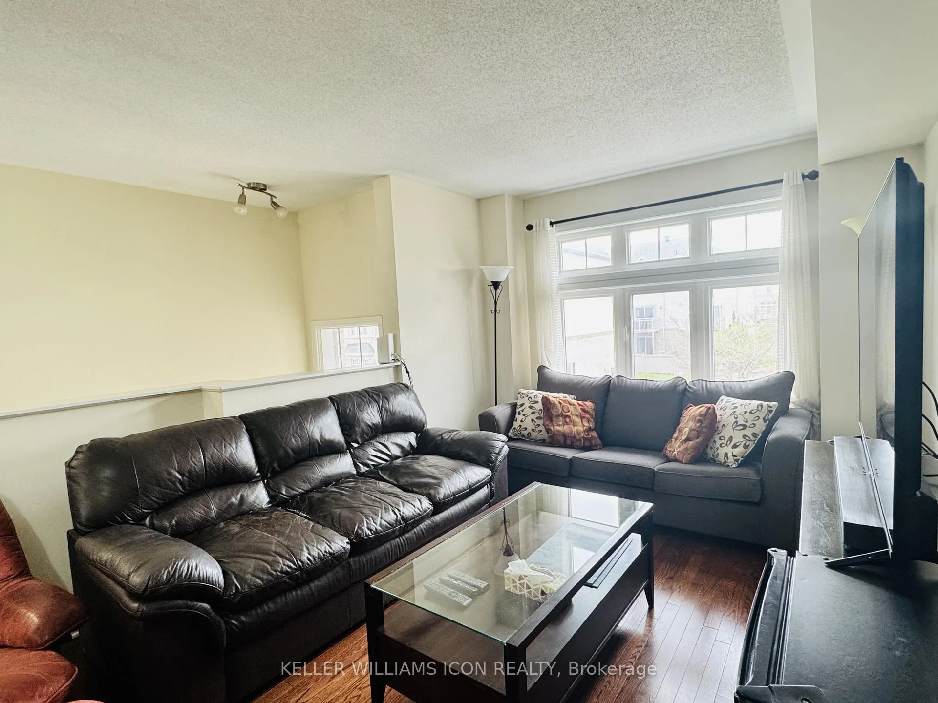 Photo 4 of 213 Stroget Private, Ottawa, Merivale Industrial Park/Citiplace — HOMEH