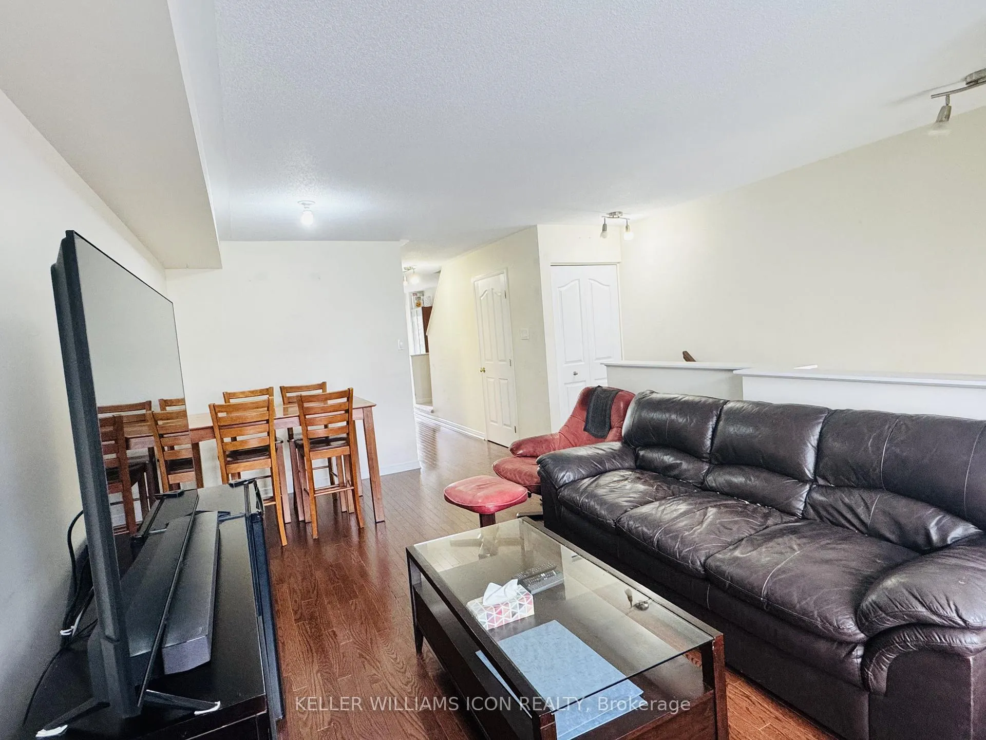 Photo 5 of 213 Stroget Private, Ottawa, Merivale Industrial Park/Citiplace — HOMEH