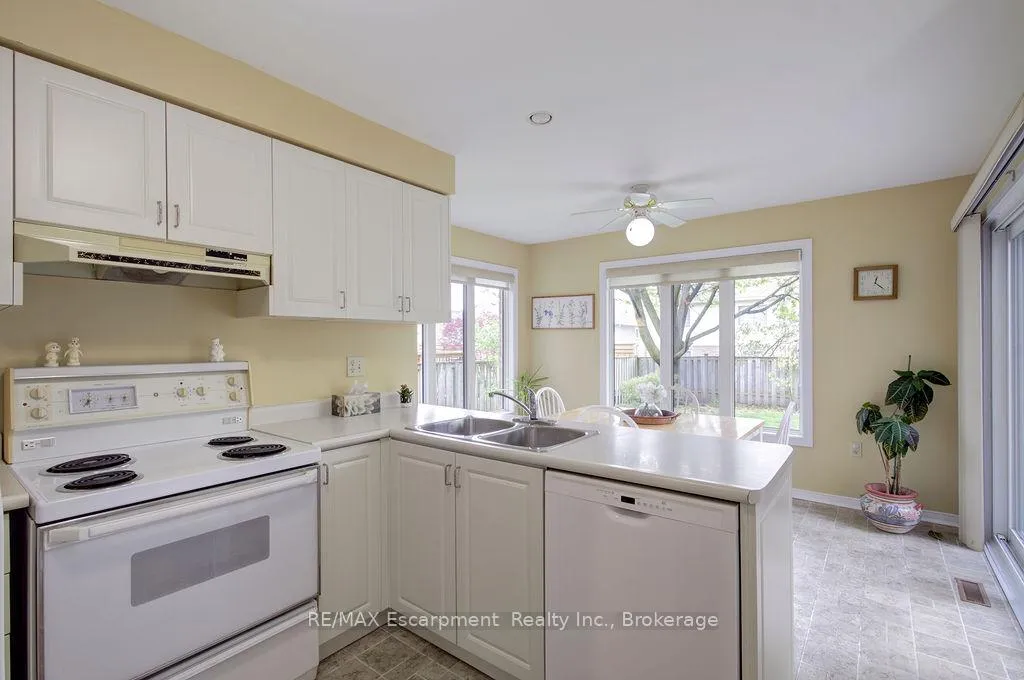 Photo 16 of 794 Hawkins Crescent, Burlington, Brant — HOMEH