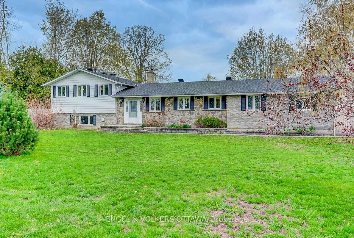 Front of 2963 Roger Stevens Drive E