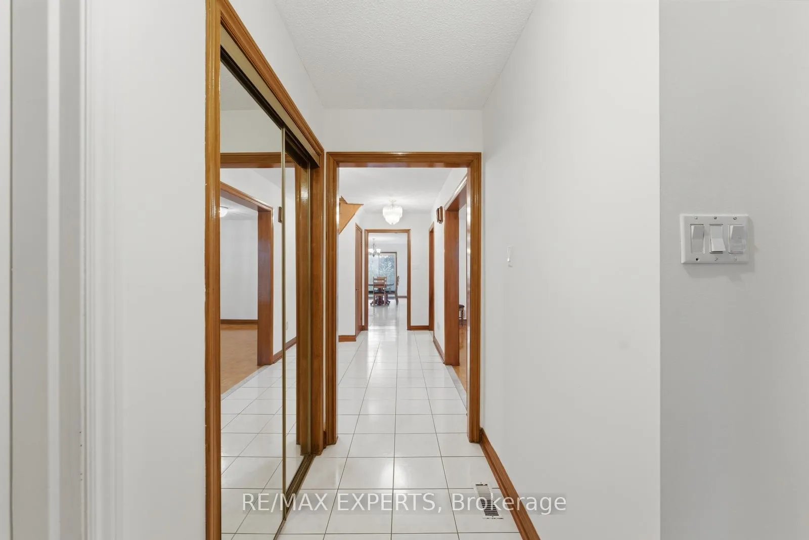 Photo 5 of 128 Kaiser Drive, Vaughan, West Woodbridge — HOMEH