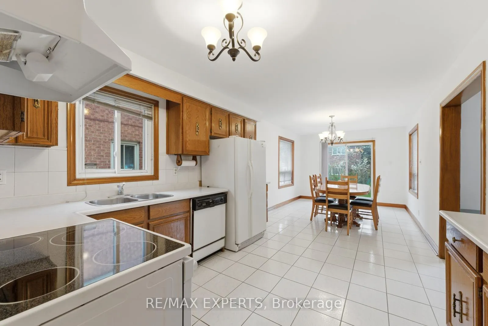 Photo 7 of 128 Kaiser Drive, Vaughan, West Woodbridge — HOMEH
