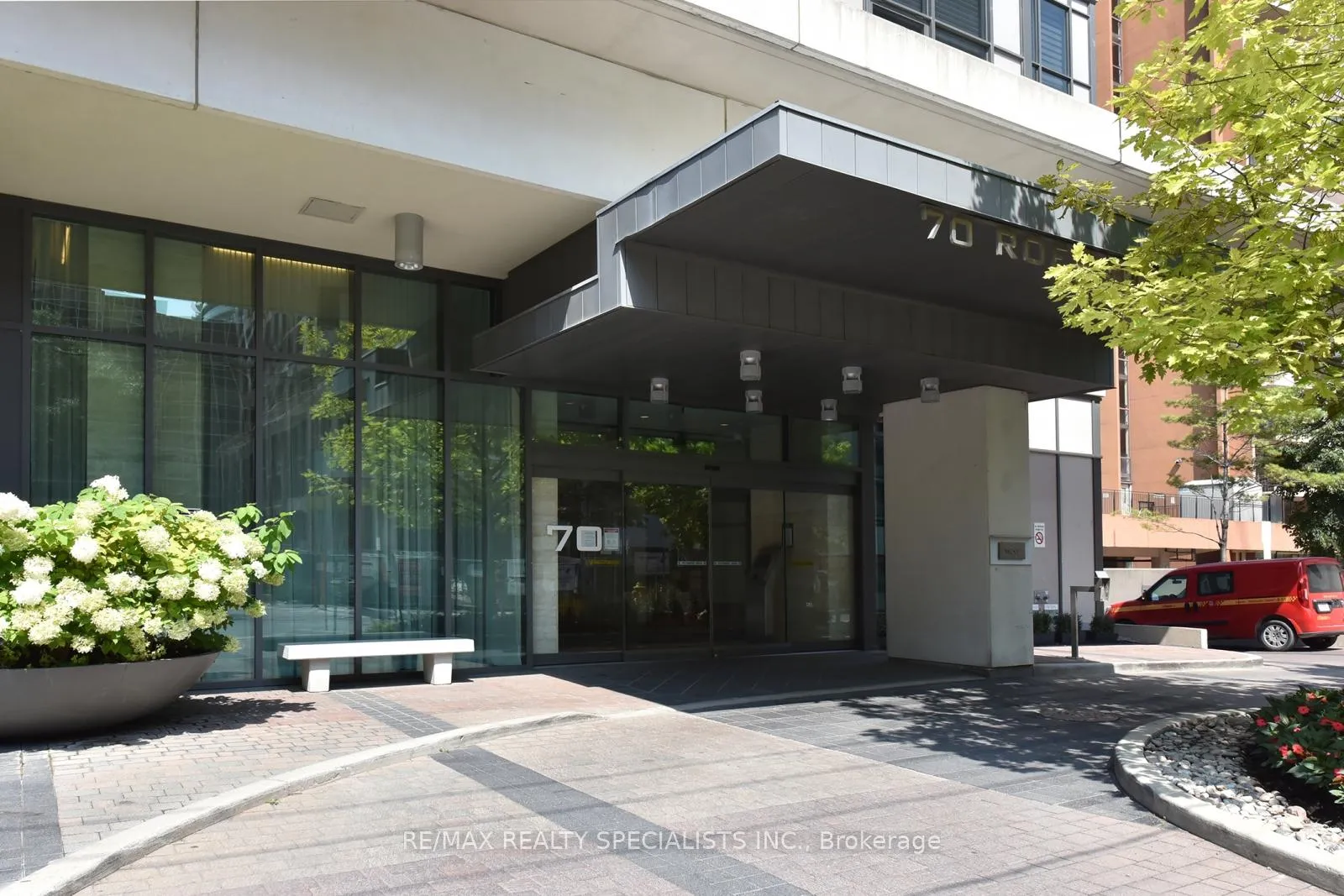 Photo 3 of Unit 712, 70 Roehampton Avenue, Toronto, Mount Pleasant West — HOMEH