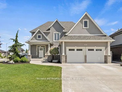 Front of 925 Lakewood Crescent