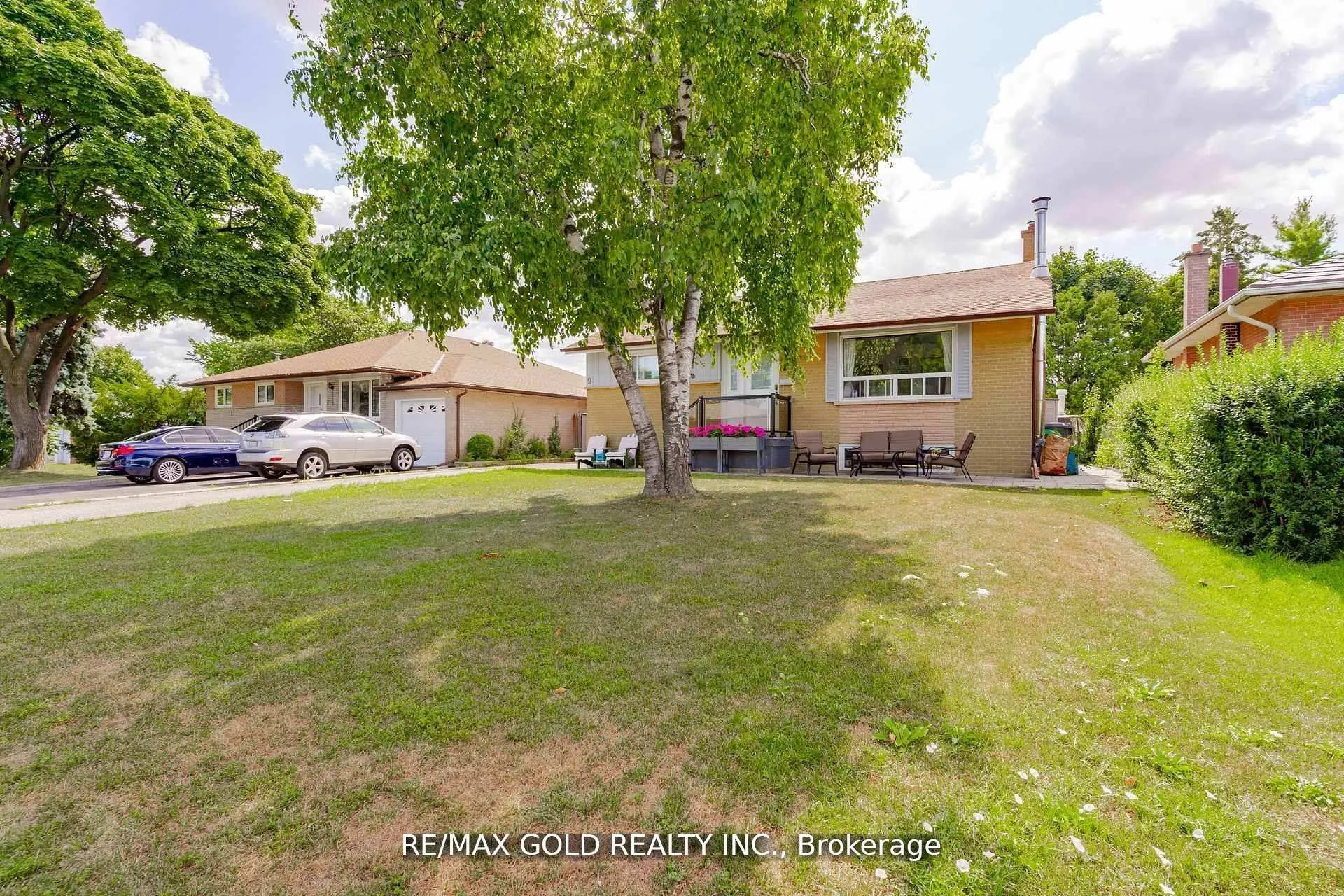 Photo 2 of 9 Ashwood Crescent, Brampton, Avondale — HOMEH