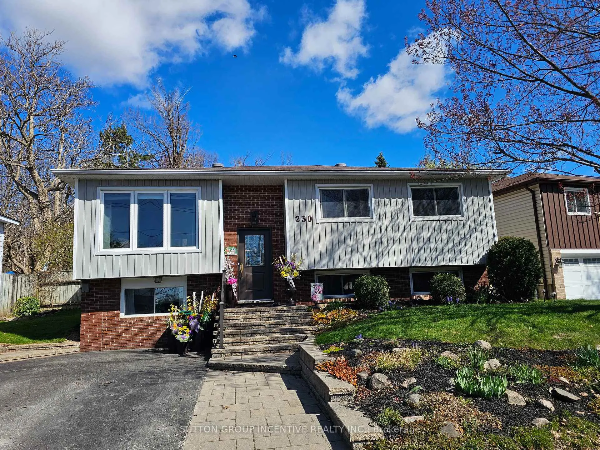 Photo 2 of 230 Edgehill Drive, Barrie, Letitia Heights — HOMEH
