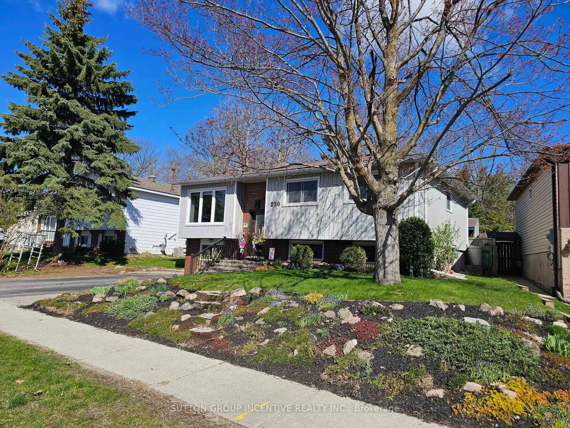 Photo 3 of 230 Edgehill Drive, Barrie, Letitia Heights — HOMEH