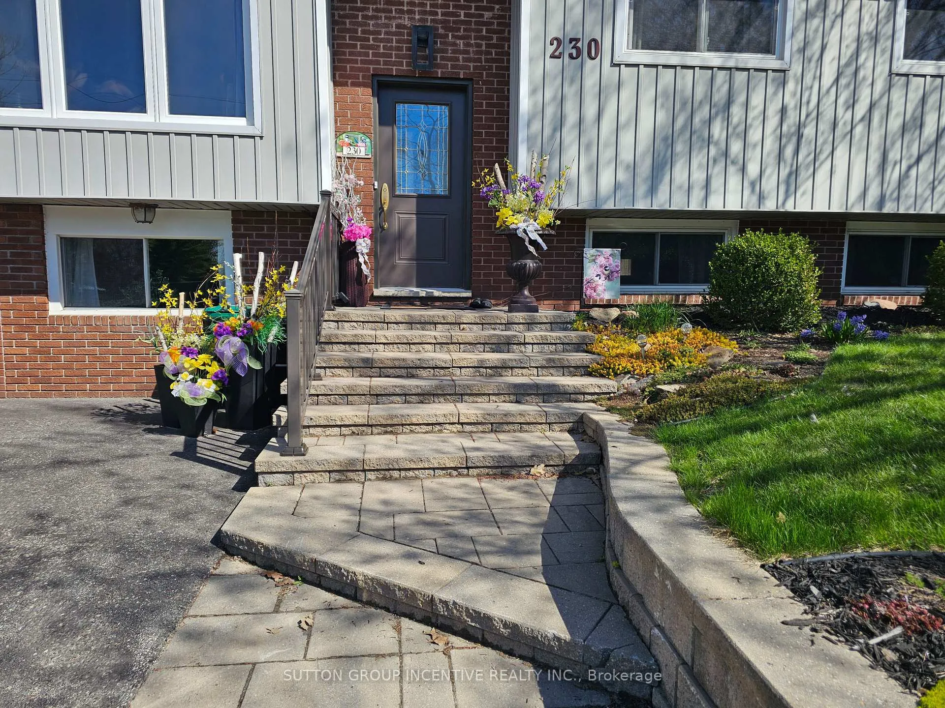 Photo 4 of 230 Edgehill Drive, Barrie, Letitia Heights — HOMEH