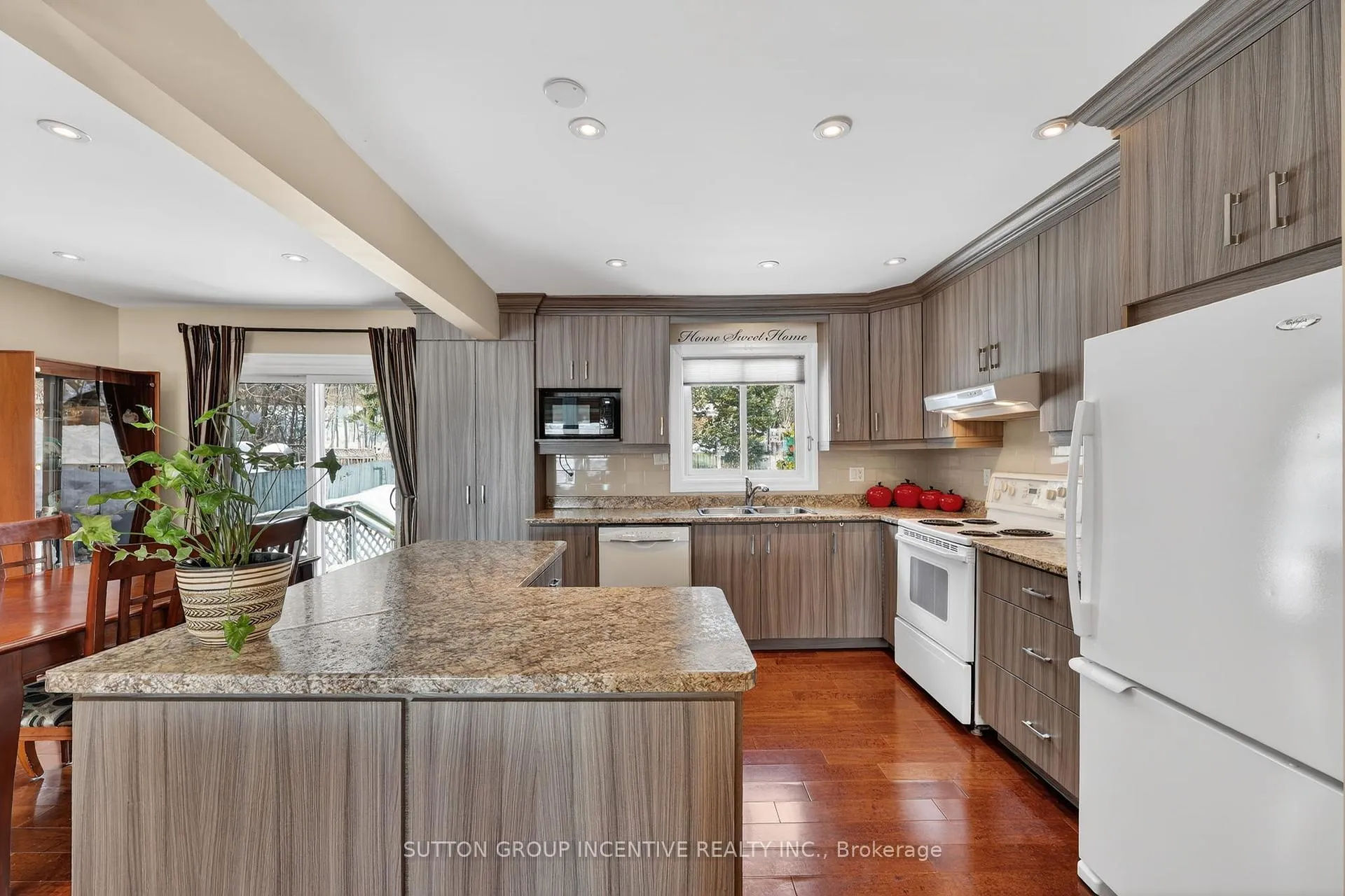 Photo 6 of 230 Edgehill Drive, Barrie, Letitia Heights — HOMEH
