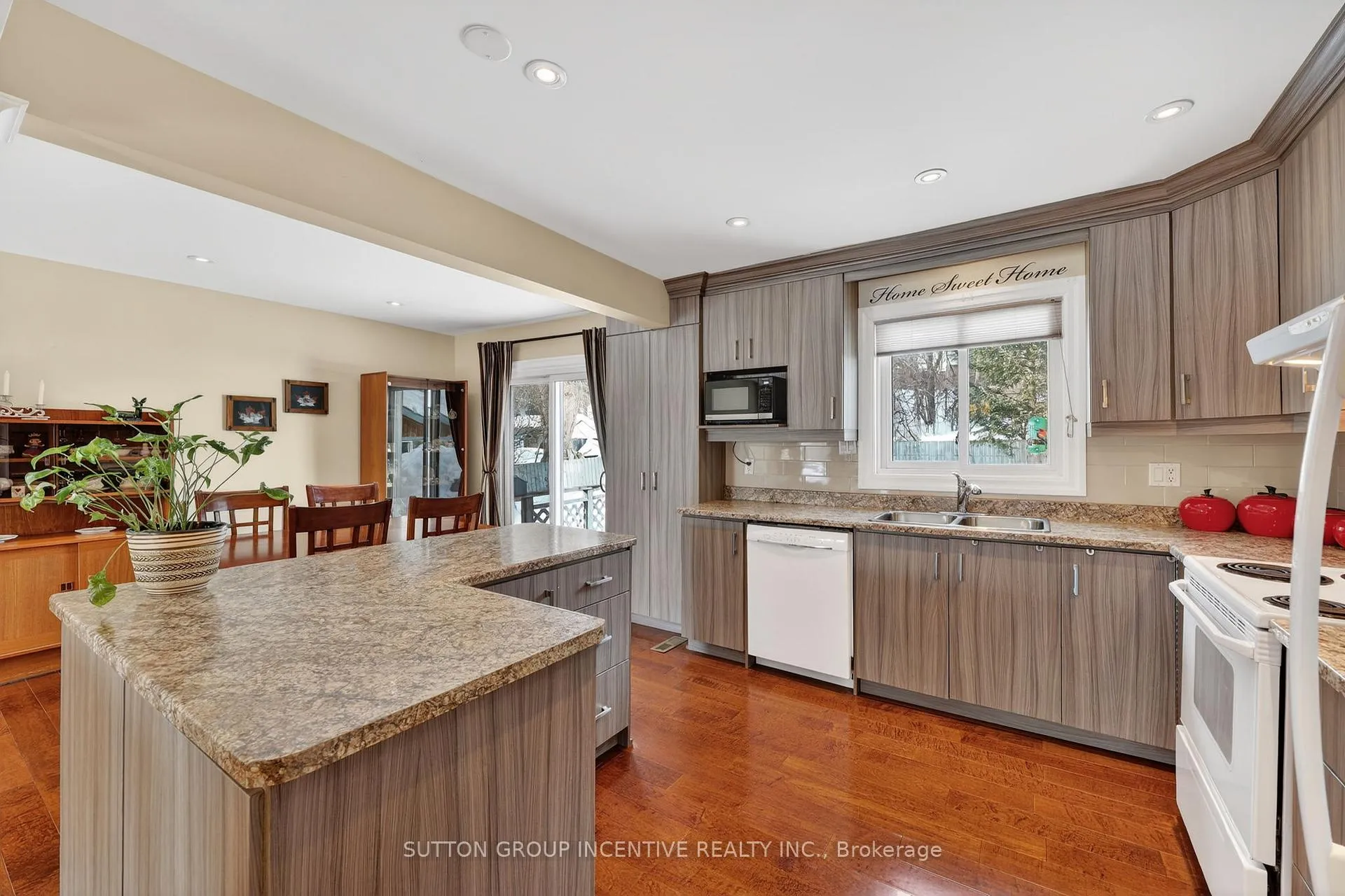 Photo 7 of 230 Edgehill Drive, Barrie, Letitia Heights — HOMEH