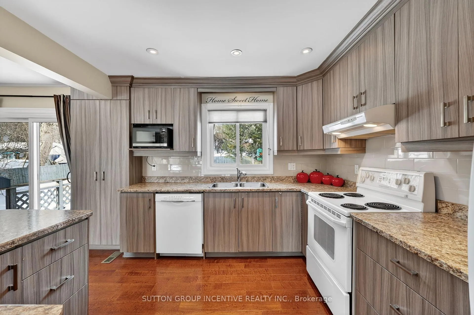 Photo 8 of 230 Edgehill Drive, Barrie, Letitia Heights — HOMEH