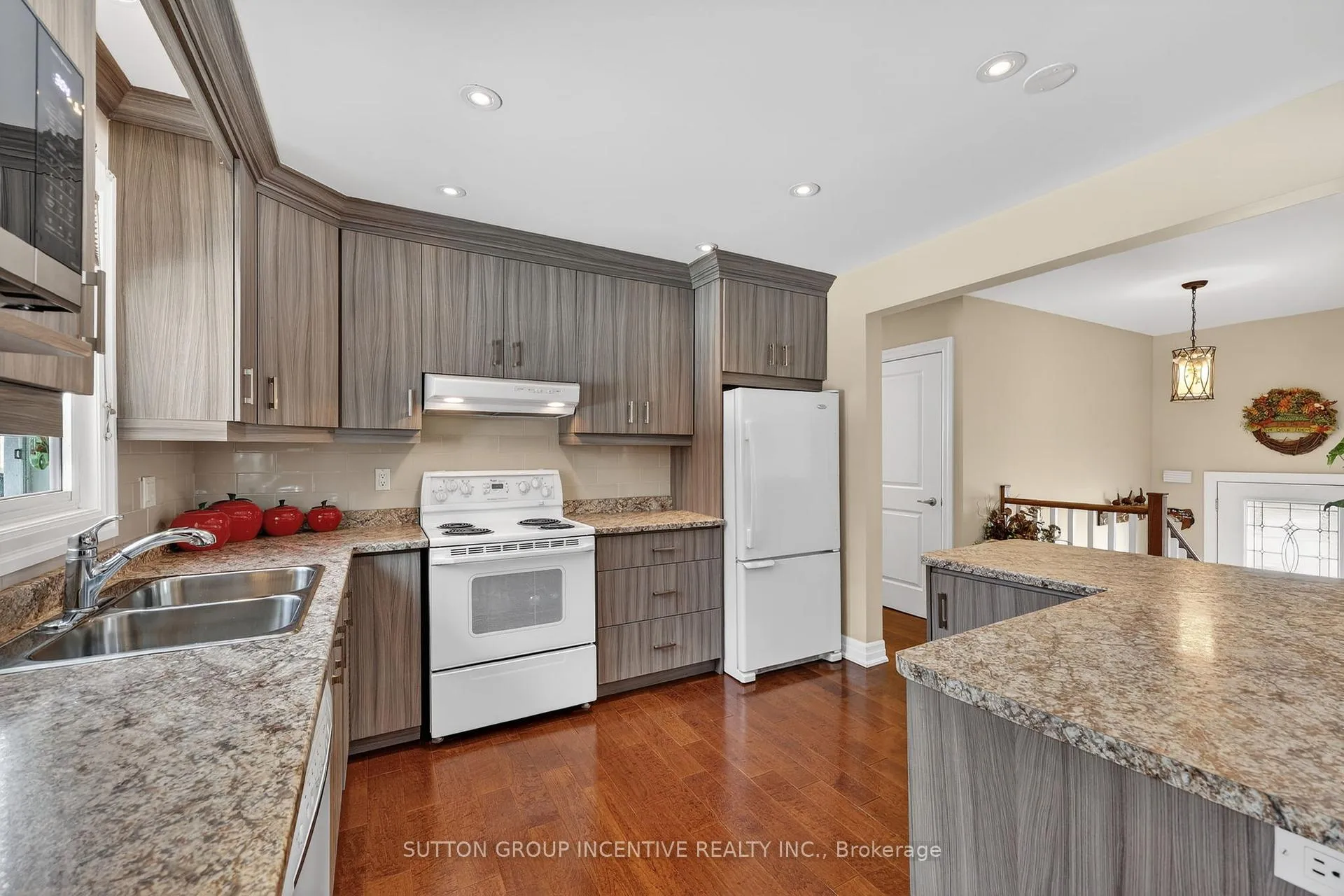 Photo 9 of 230 Edgehill Drive, Barrie, Letitia Heights — HOMEH